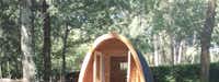 Camping de Kergo - Camping Pod im Schatten der Bäume auf dem Campingplatz