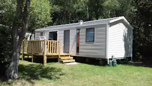 Camping de Kergo - Mobilheim auf dem Campingplatz mit Veranada