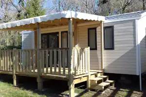 Camping de Kergo - Mobilheim mit Terrasse im Grünen auf dem Campingplatz
