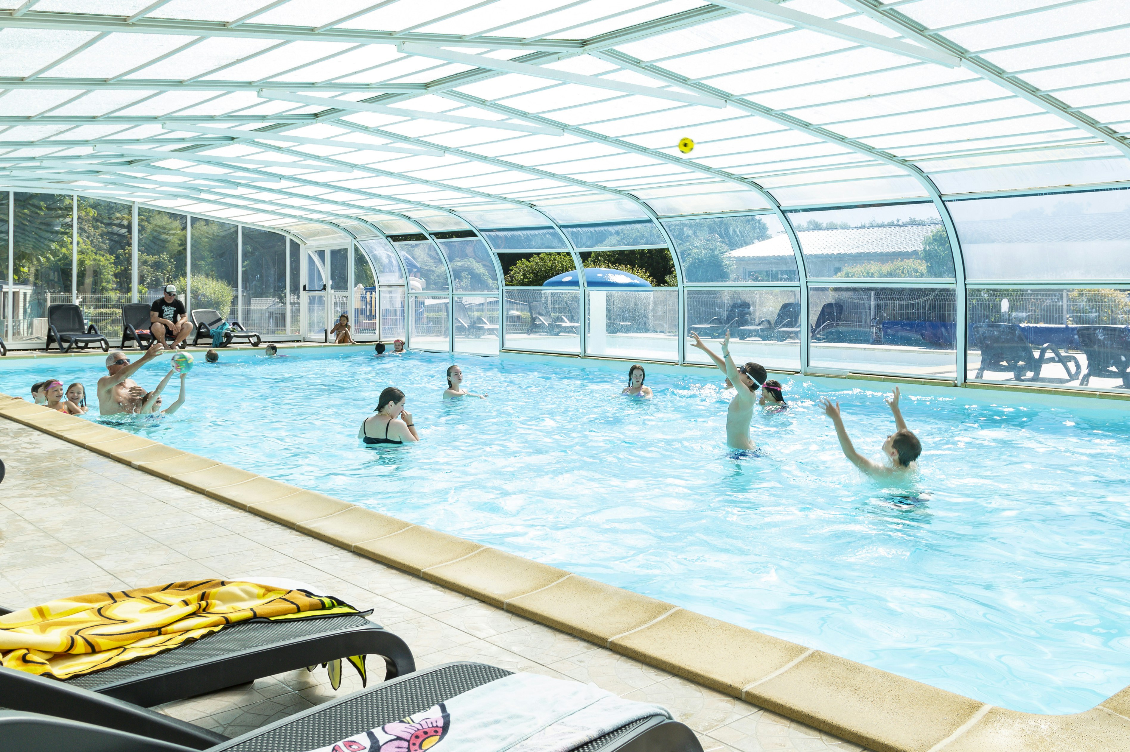 Flower Camping de Kerleyou - Überdachter Pool auf dem Campingplatz