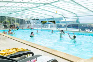 Flower Camping de Kerleyou - Überdachter Pool auf dem Campingplatz