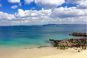 Flower Camping de Kerleyou - Blick auf den Strand am Campingplatz