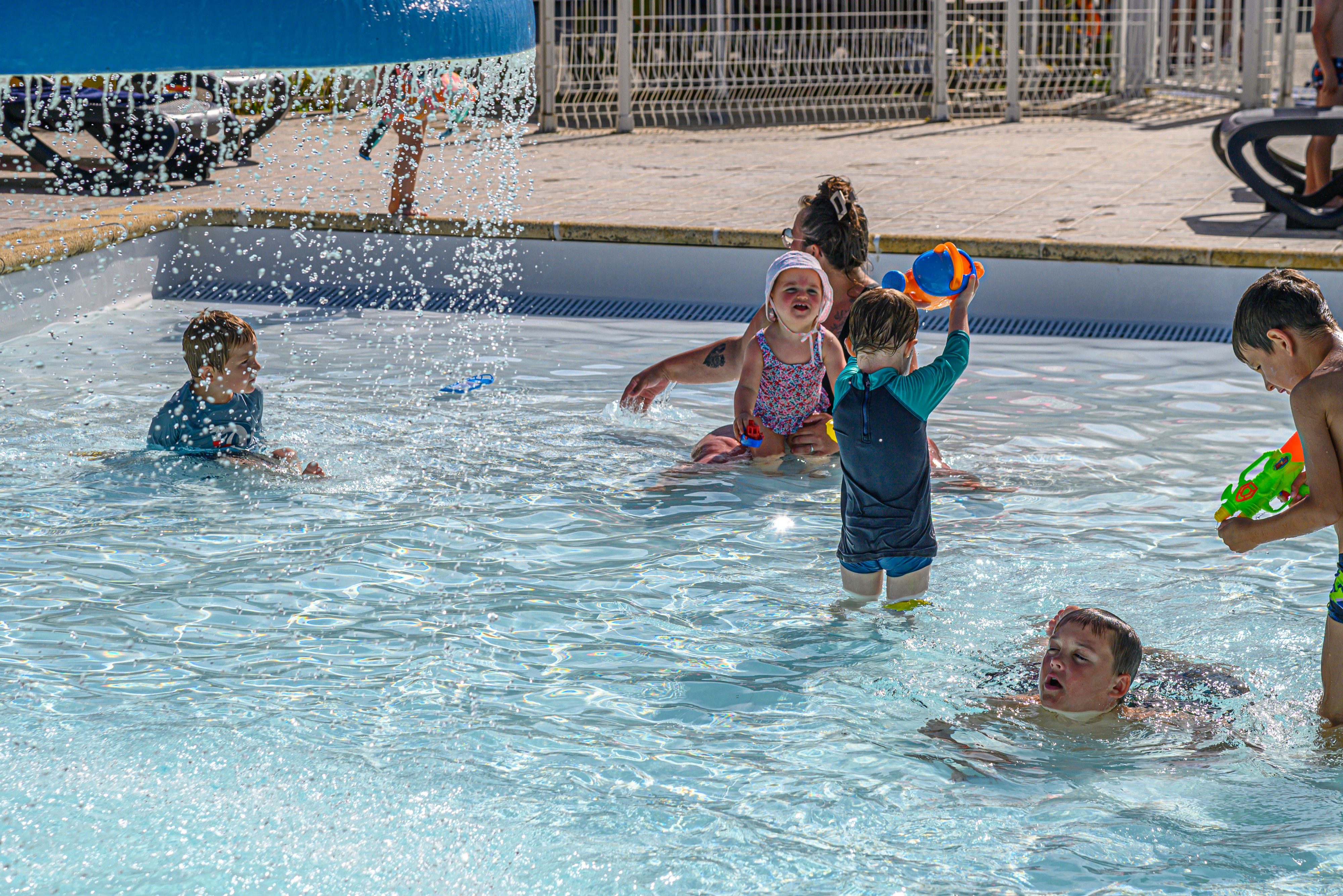 Flower Camping de Kerleyou - Kinderbecken im Freibad des Campingplatzes