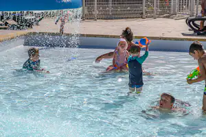 Flower Camping de Kerleyou - Kinderbecken im Freibad des Campingplatzes