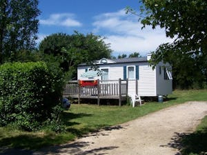 Camping De Kernéjeune - Mobilheim mit Terrasse auf dem Campingplatz
