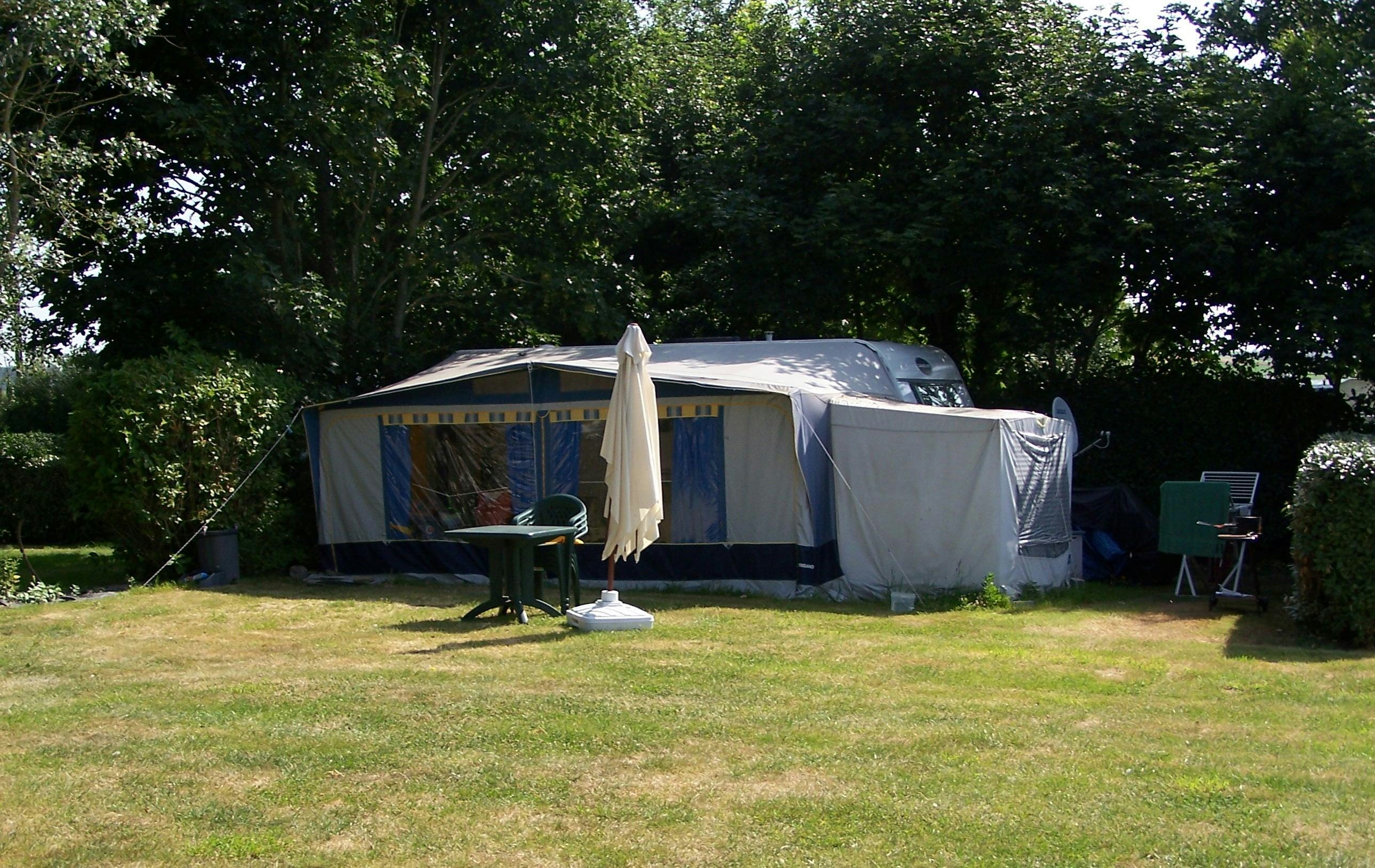 Camping De Kernéjeune - Standplätze auf der Wiese auf dem Campingplatz