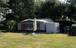 Camping De Kernéjeune - Standplätze auf der Wiese auf dem Campingplatz
