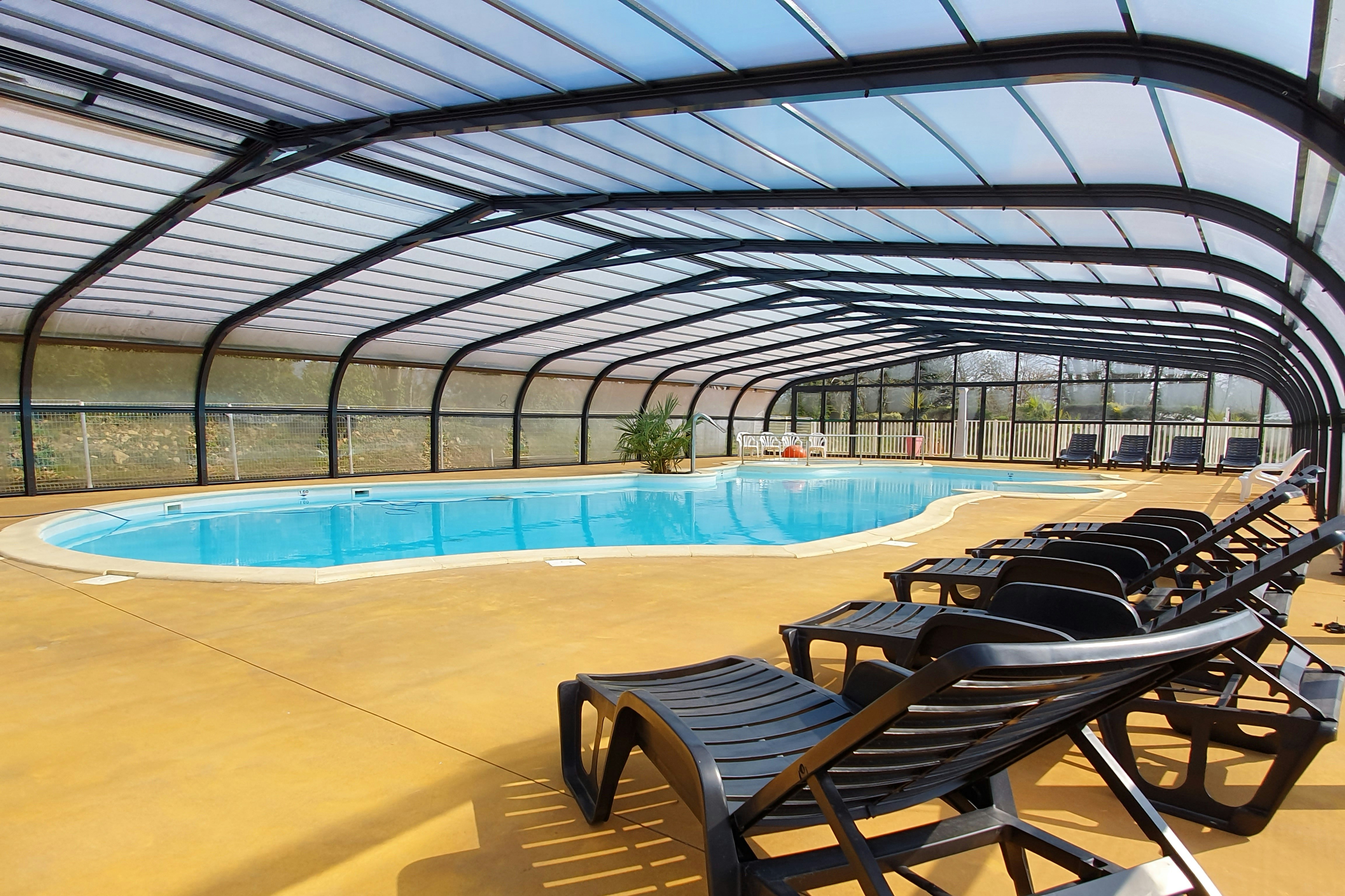 Camping de Kersentic -  Pool mit Liegestühlen und Dach auf dem Campingplatz