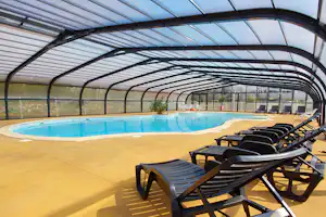 Camping de Kersentic - Pool mit Liegestühlen und Dach auf dem Campingplatz