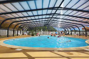 Camping de Kersentic - Pool mit Dach auf dem Campingplatz