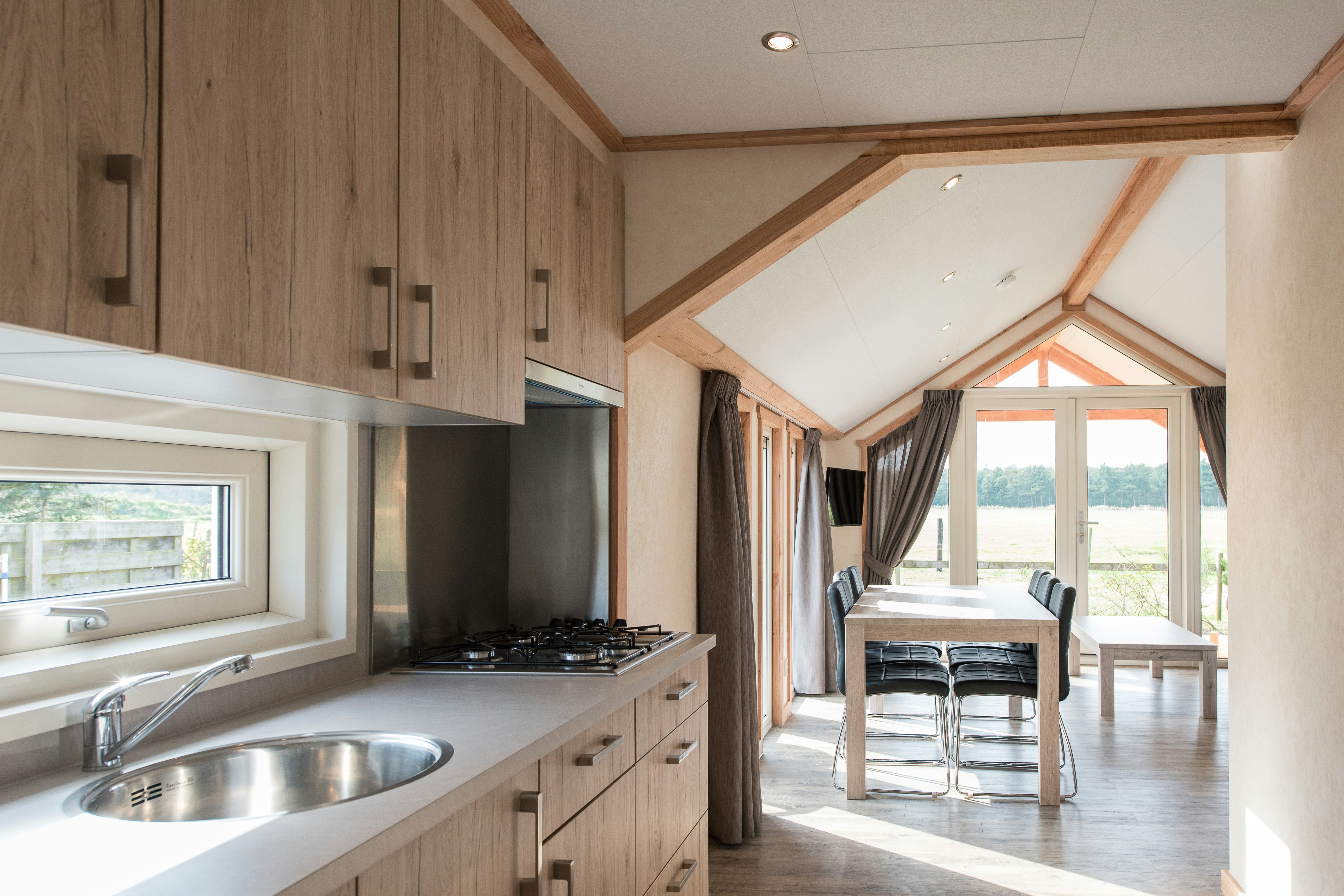 Camping De Kiekduun  - Innenansicht eines Mobilheims mit Küche