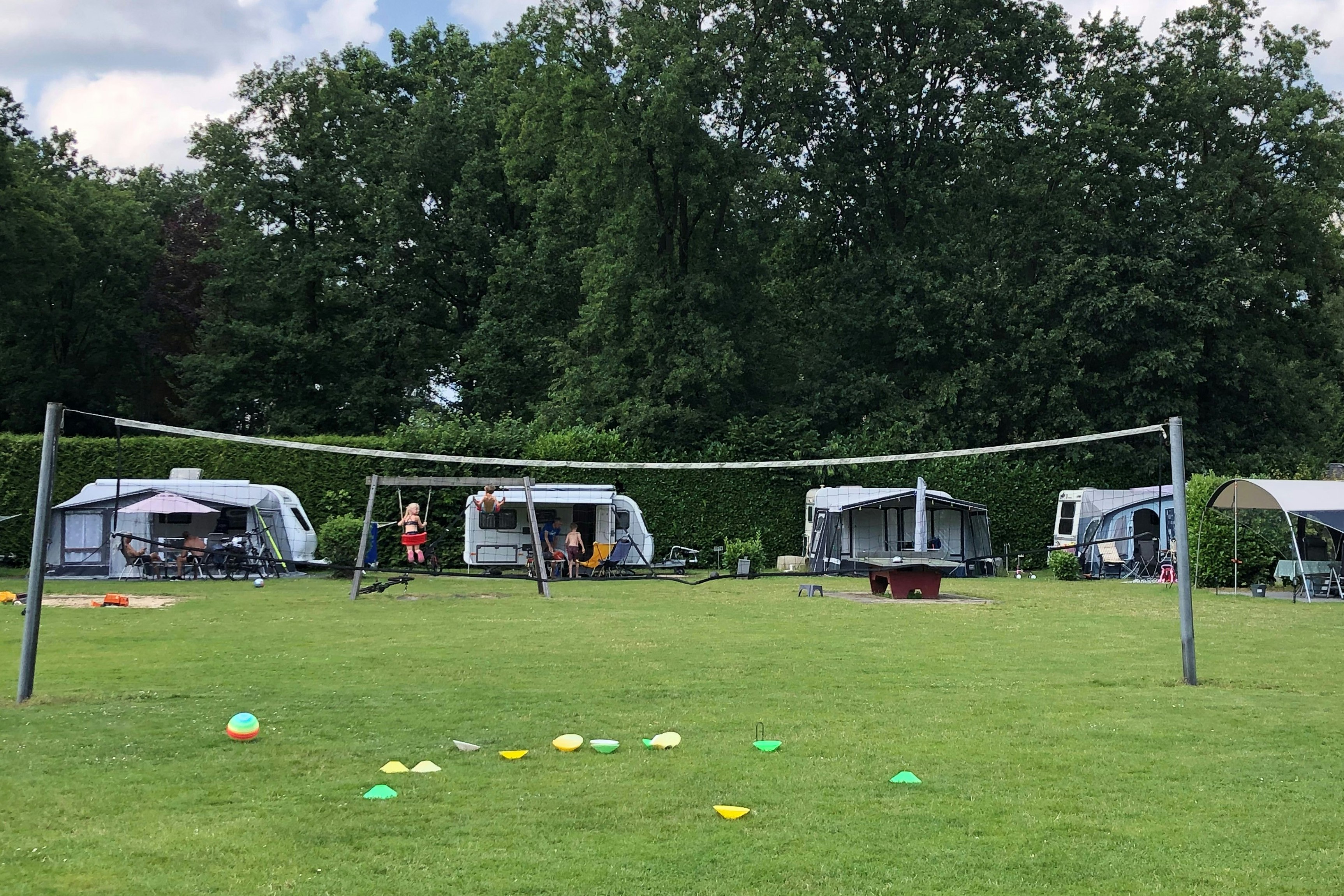 Camping De Kienehoef - Volleyballfeld auf der Standplatzwiese