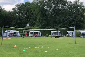 Camping De Kienehoef - Volleyballfeld auf der Standplatzwiese