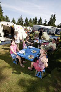 Camping De Kienehoef - Gäste beim Essen auf dem Campingbereich für Zelte und Wohnwagen 