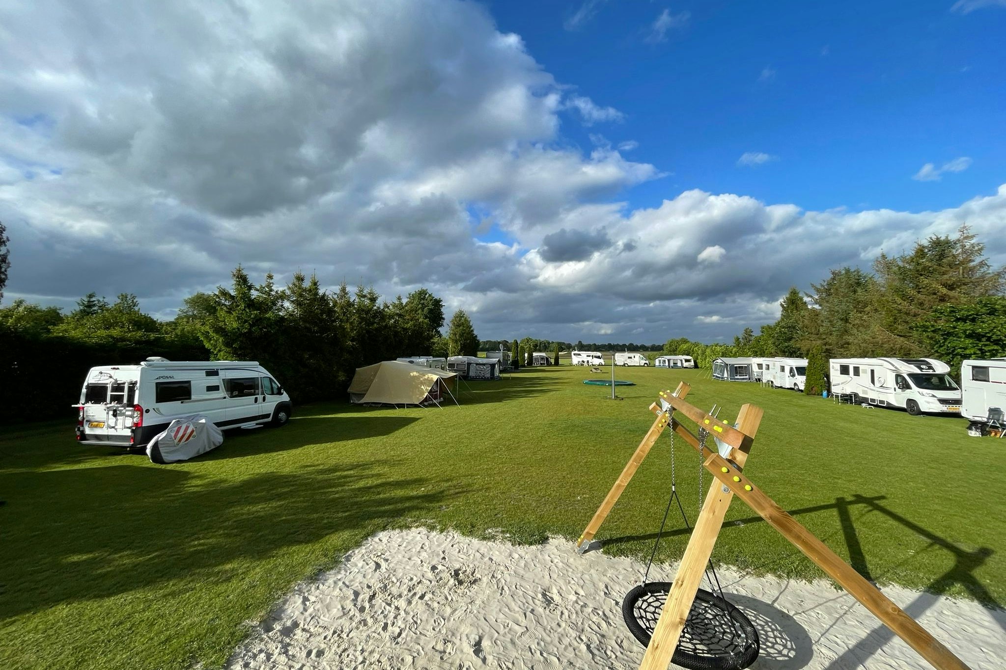Camping De Kleine Reus - Standplatzwiese mit Kinderspielplatz auf dem Campingplatz