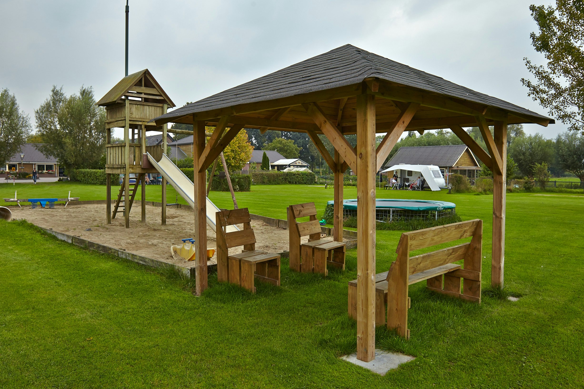 Camping De Kleine Weide - Kleiner Spielplatz und Bänke auf dem Campingplatz