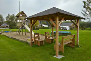 Camping De Kleine Weide - Kleiner Spielplatz und Bänke auf dem Campingplatz