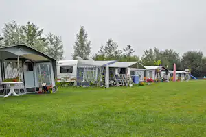 Camping De Kleine Weide - Standplätze mit Wohnwägen auf dem Campingplatz