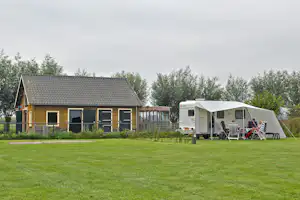 Camping De Kleine Weide - Wohnwagen auf Standplatz und Gebäude auf dem Campingplatz