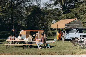 Camping de Kleine Wereld - Wohnmobil- und Wohnwagenstandplätze auf der Wiese