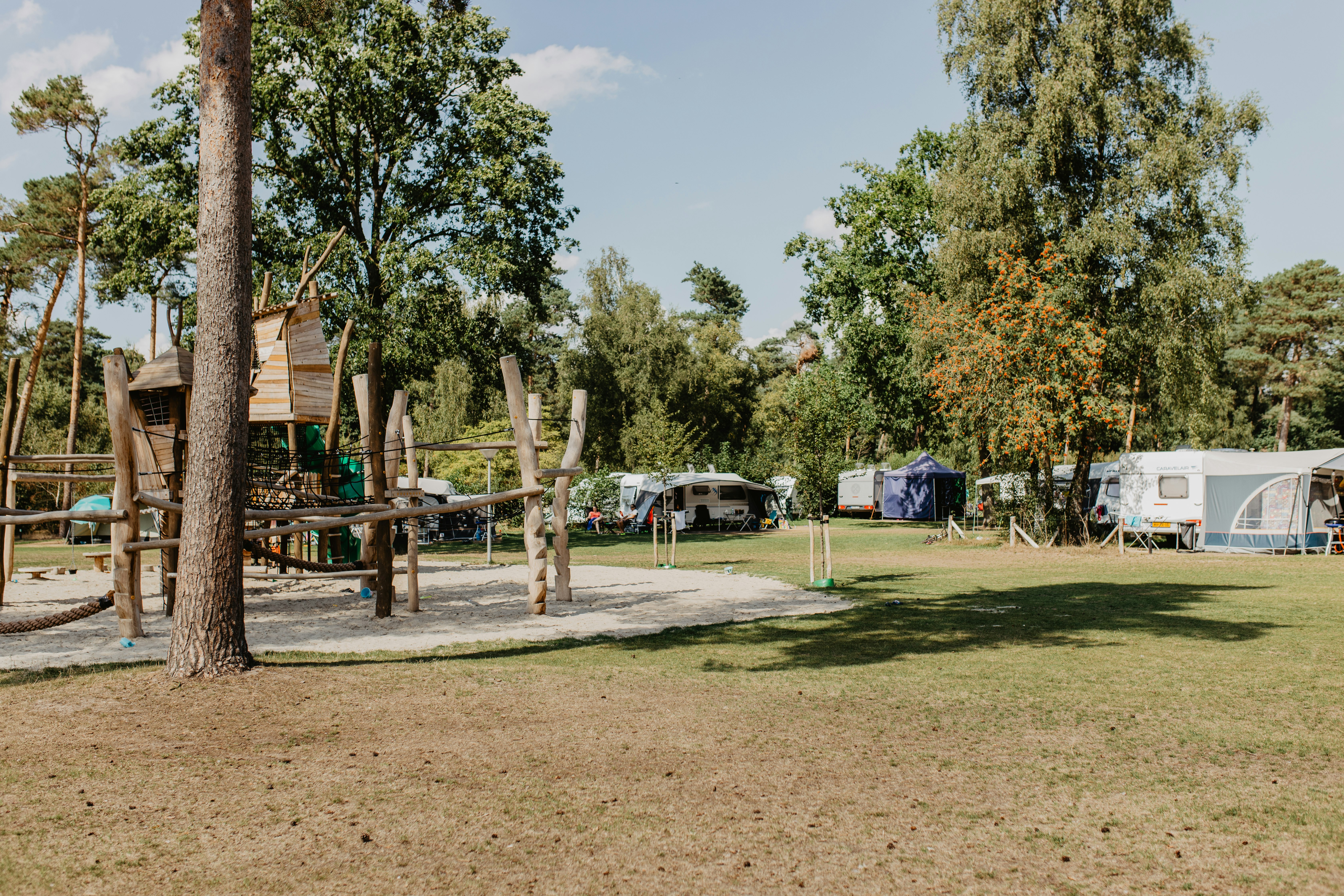 Camping De Kleine Wolf - Kinderspielplatz vor den Standplätzen