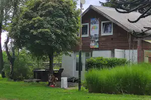 Camping De Kluis - Gebäude auf dem Campingplatz