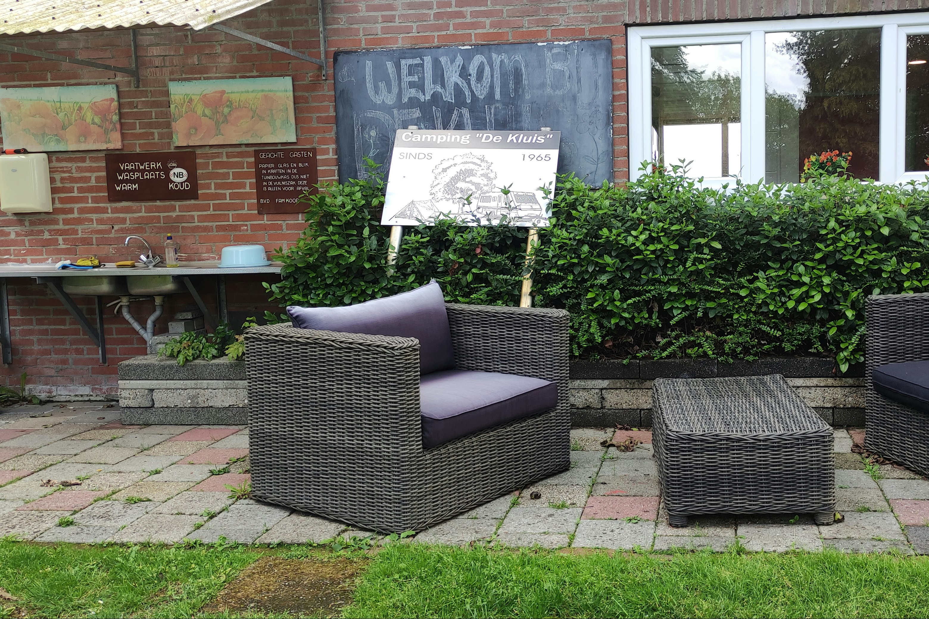 Camping De Kluis - Sitzecke und Außenabwaschküche