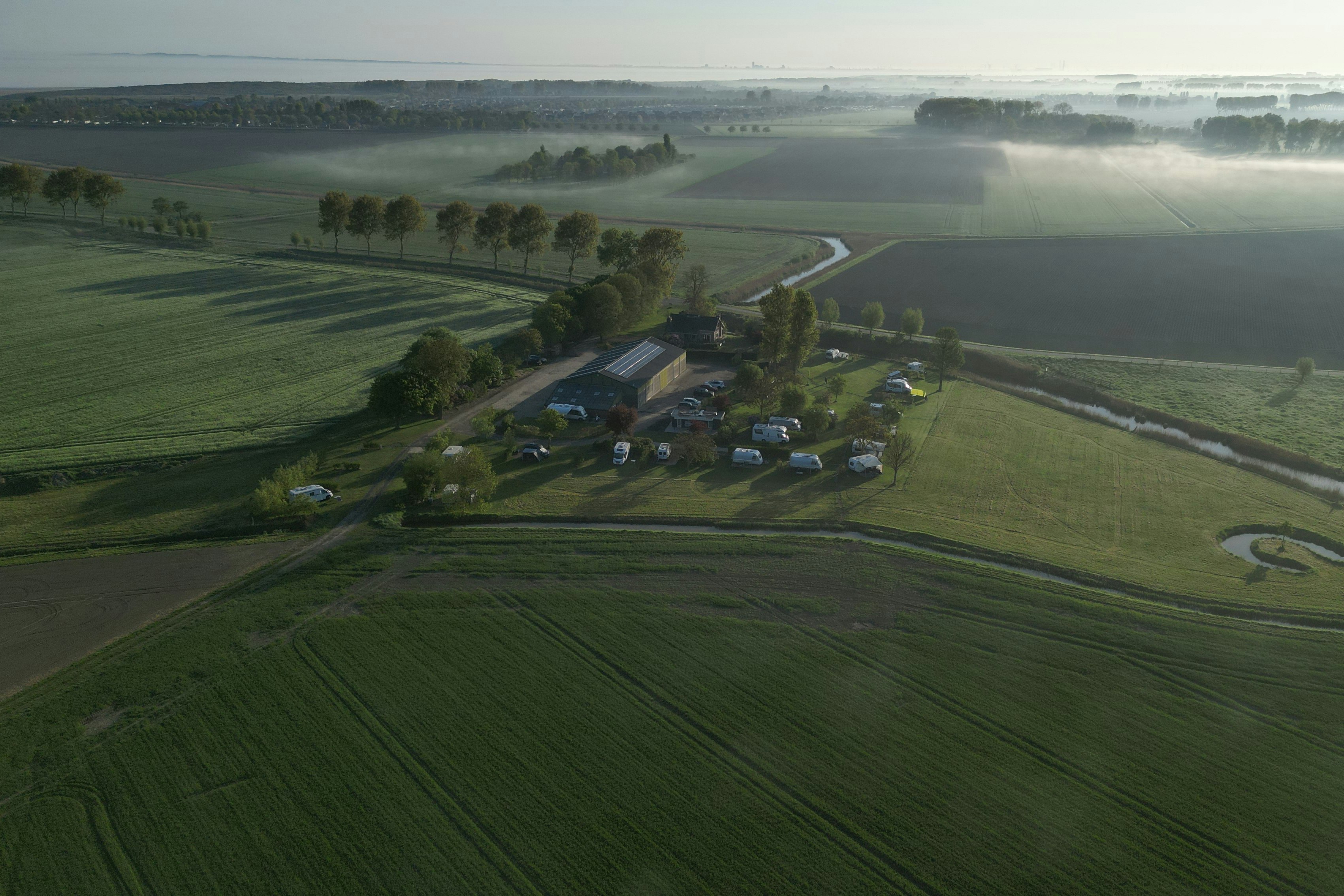 Camping De Knockaerthof  - Luftaufnahme des Campingplatzes umgeben von Feldern