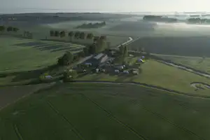 Camping De Knockaerthof - Luftaufnahme des Campingplatzes umgeben von Feldern