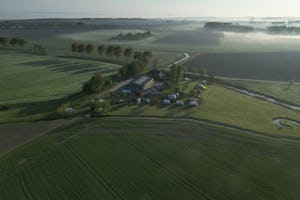 Camping De Knockaerthof - Luftaufnahme des Campingplatzes umgeben von Feldern