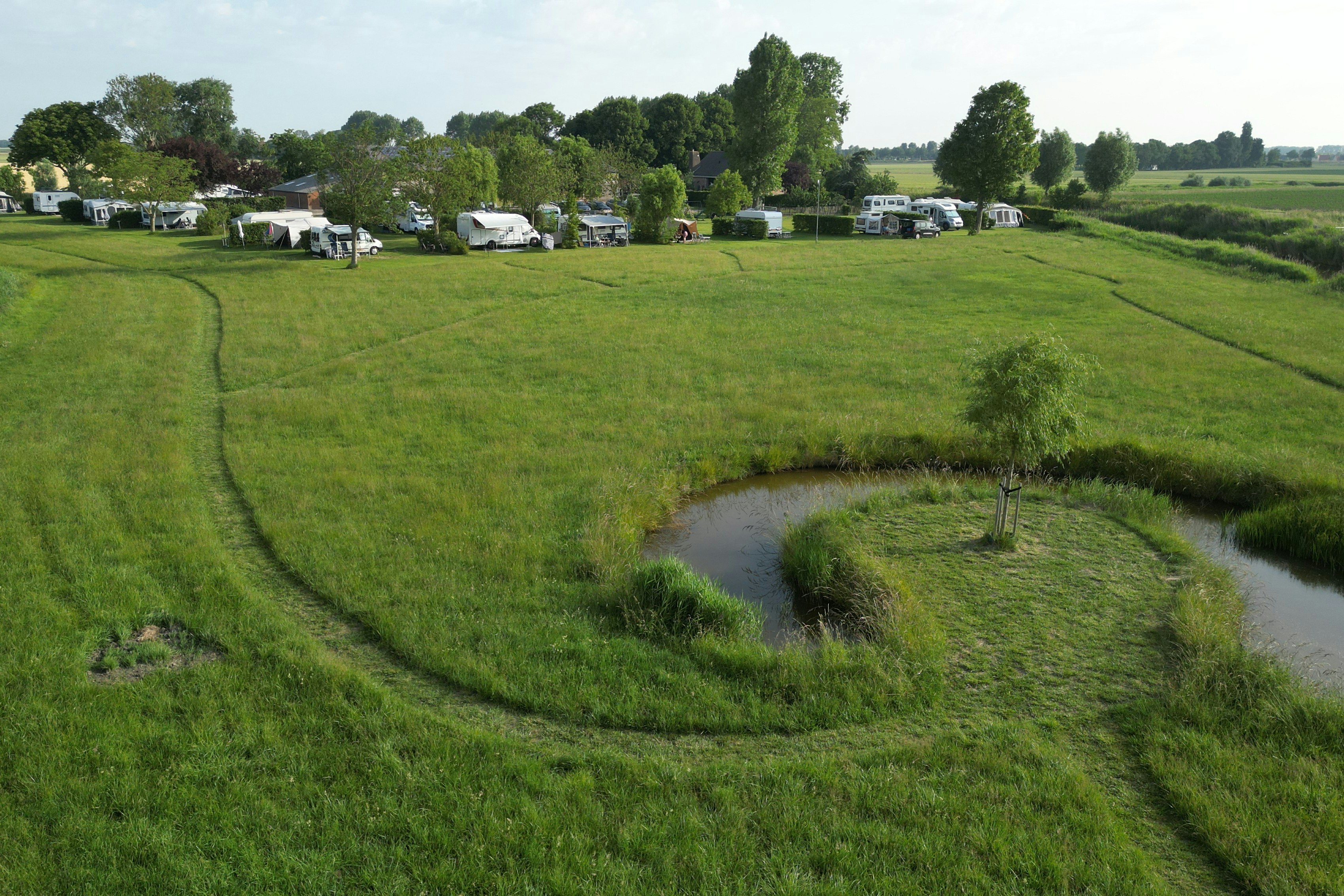 Camping De Knockaerthof - Wohnmobil- und Wohnwagenstandplätze auf der Wiese