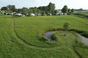 Camping De Knockaerthof - Wohnmobil- und Wohnwagenstandplätze auf der Wiese