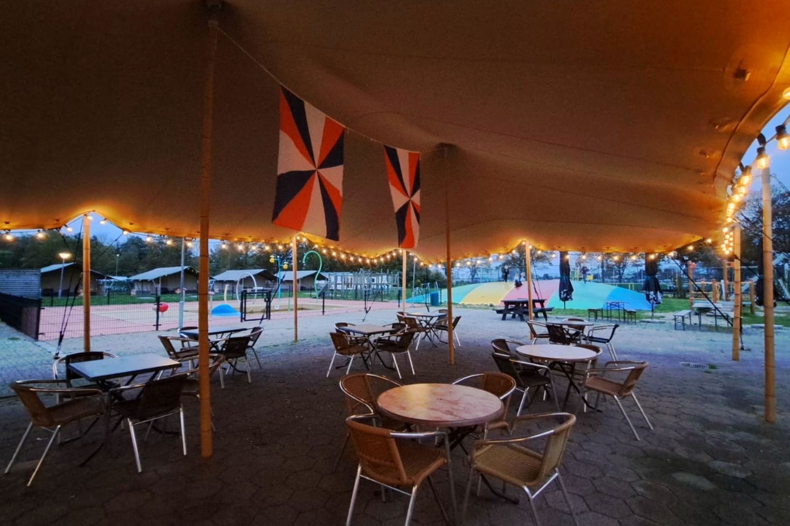 Camping De Krabbeplaat  - Restaurant mit Terrasse auf dem Campingplatz