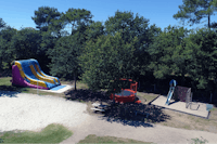 Camping De Kérabus - Kinderspielplatz mit aufblasbarer Rutsche, Trampolin und Klettergerüst