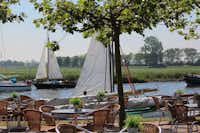 Camping De Kuilart -  Restaurant Terrasse mit Blick auf den Fluesen See