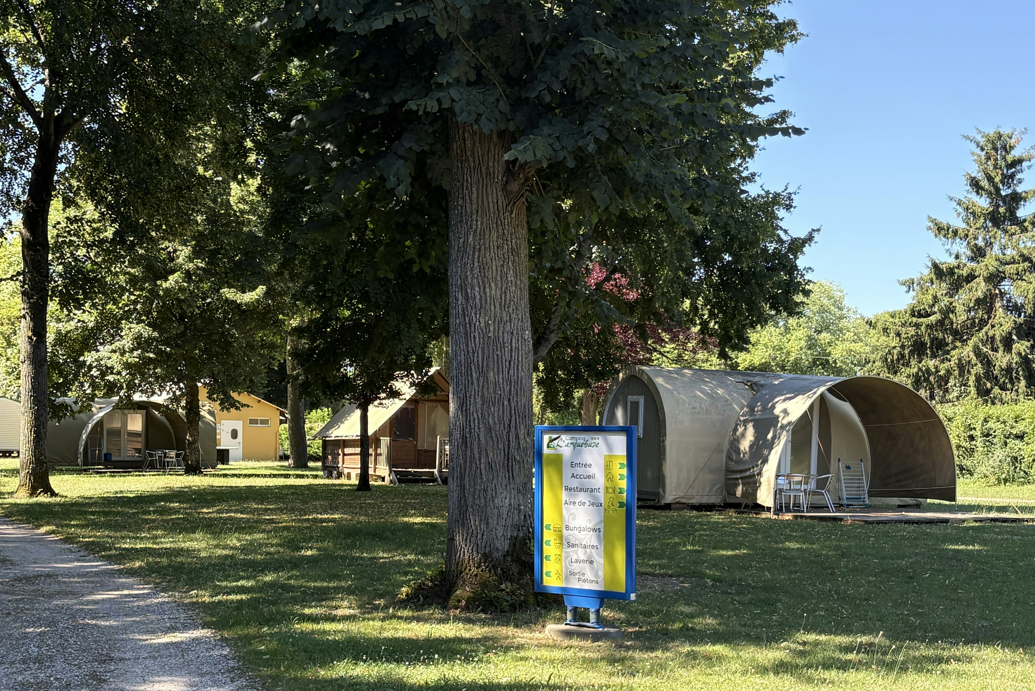 Camping de l'Arquebuse  Camping de l' Arquebuse - Standplatzwiese auf dem Campingplatz