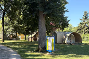 Camping de l'Arquebuse Camping de l' Arquebuse - Standplatzwiese auf dem Campingplatz