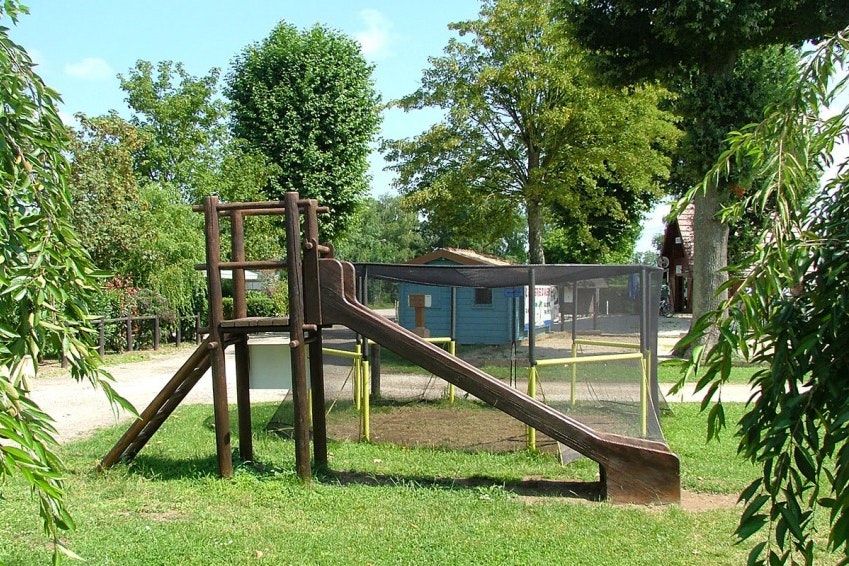 Camping de l' Arquebuse - Spielplatz vom Campingplatz mit einer Rutsche
