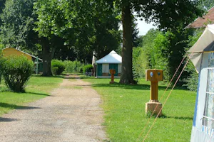 Camping de l' Arquebuse - Wohnwagen- und Zeltstellplatz vom Campingplatz im Schatten von Bäumen