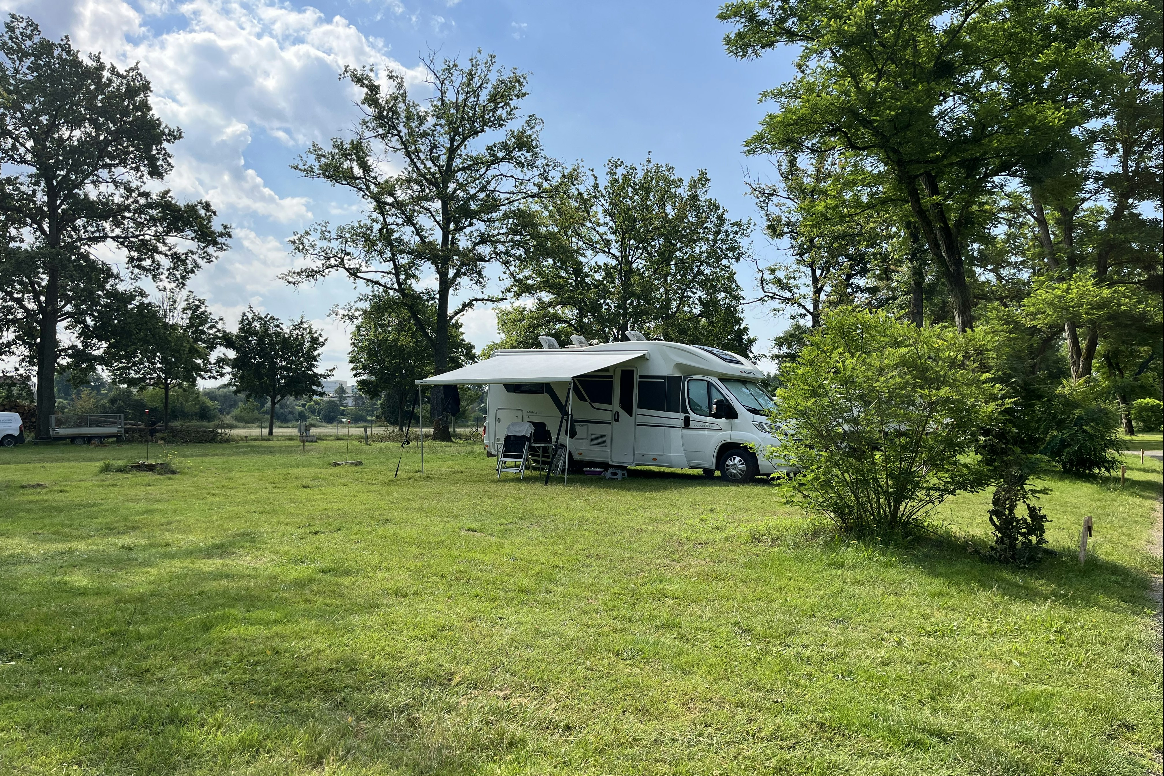 Camping de L'Île - Blick auf die Standplätze auf der Wiese