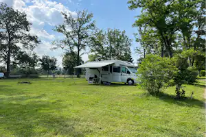 Camping de L'Île - Blick auf die Standplätze auf der Wiese