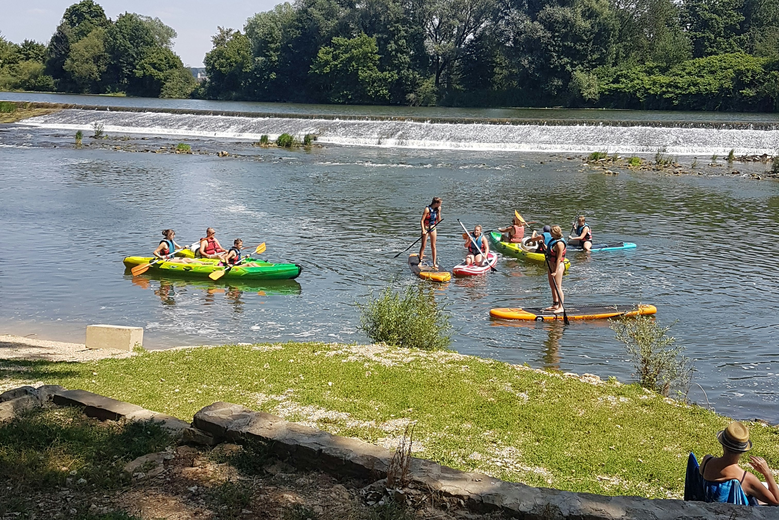 Camping de L' Ile - Camper betreiben Wassersport auf dem See