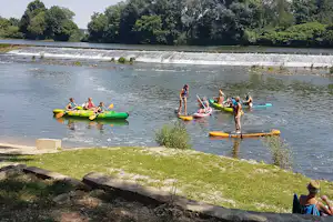 Camping de L' Ile - Camper betreiben Wassersport auf dem See