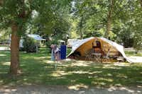 Camping de l' Ilot  -  Wohnwagen- und Zeltstellplatz vom Campingplatz auf grüner Wiese