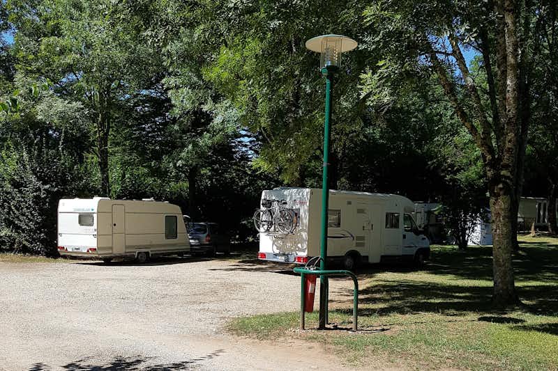 Camping de l' Ilot  -  Wohnwagenstellplatz und Wohnmobilstellplatz vom Campingplatz zwischen Bäumen