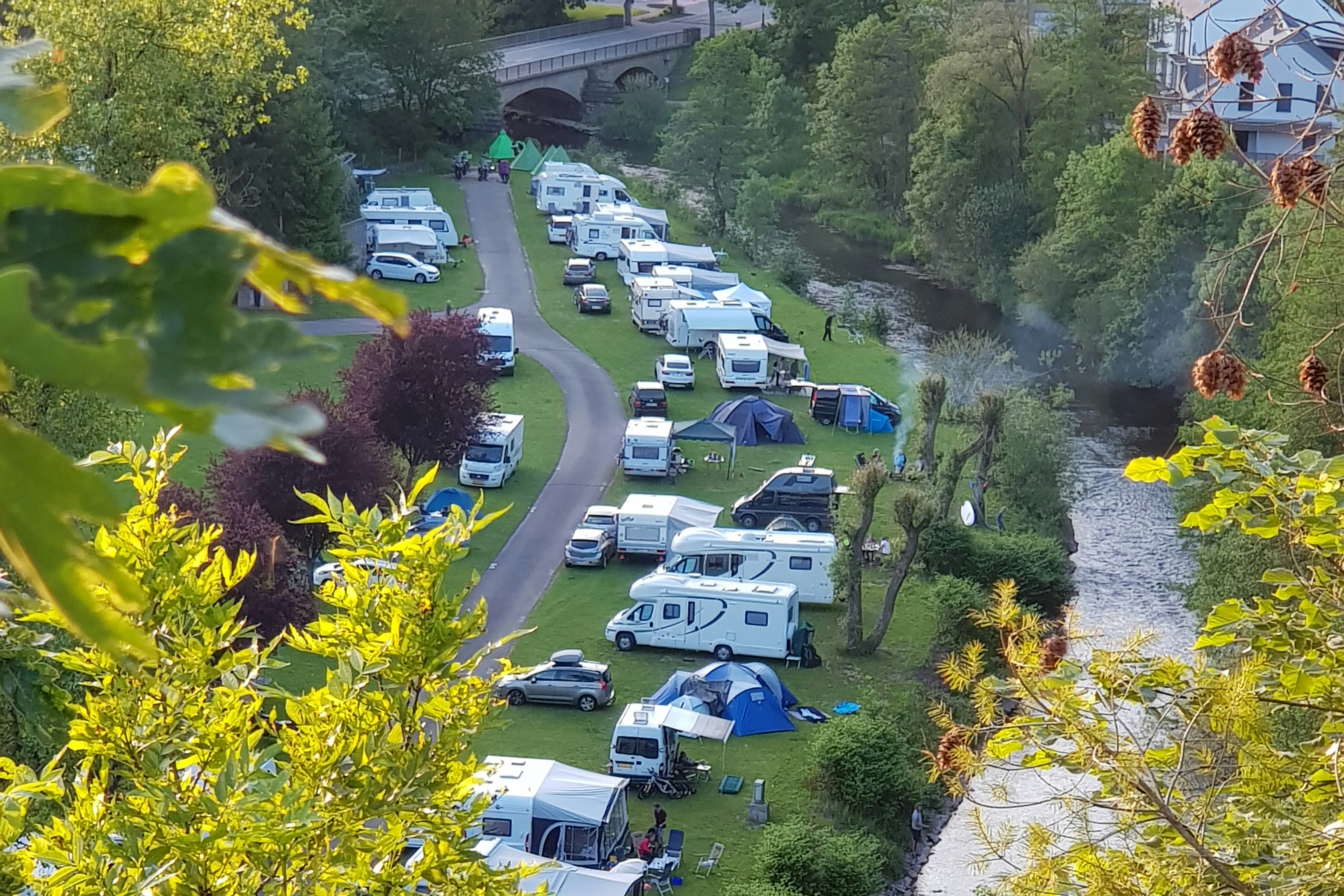 Camping de L'Our  - Luftaufnahme des Campingplatzes