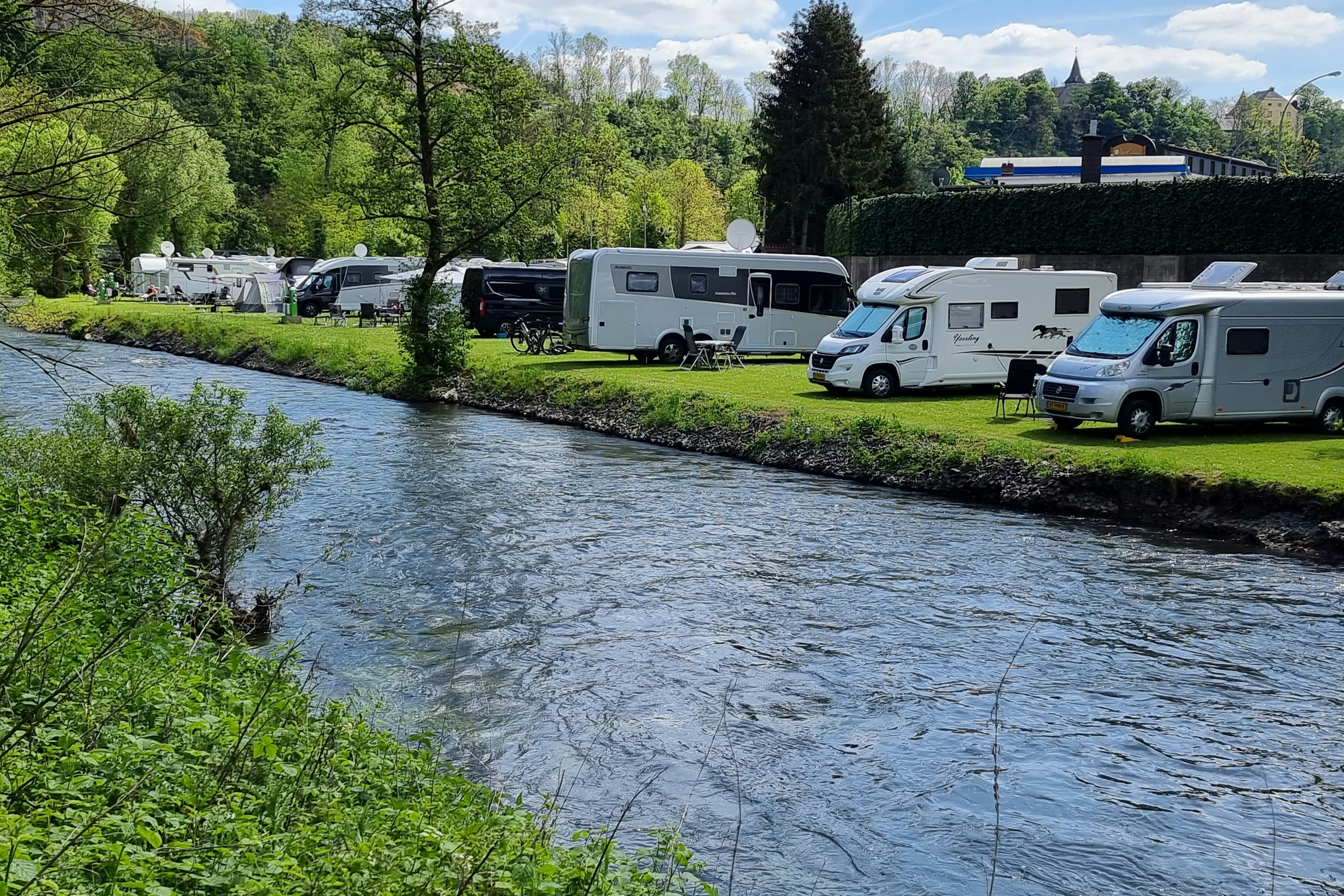 Camping de L'Our - Standplätze am Ufer des Flusses