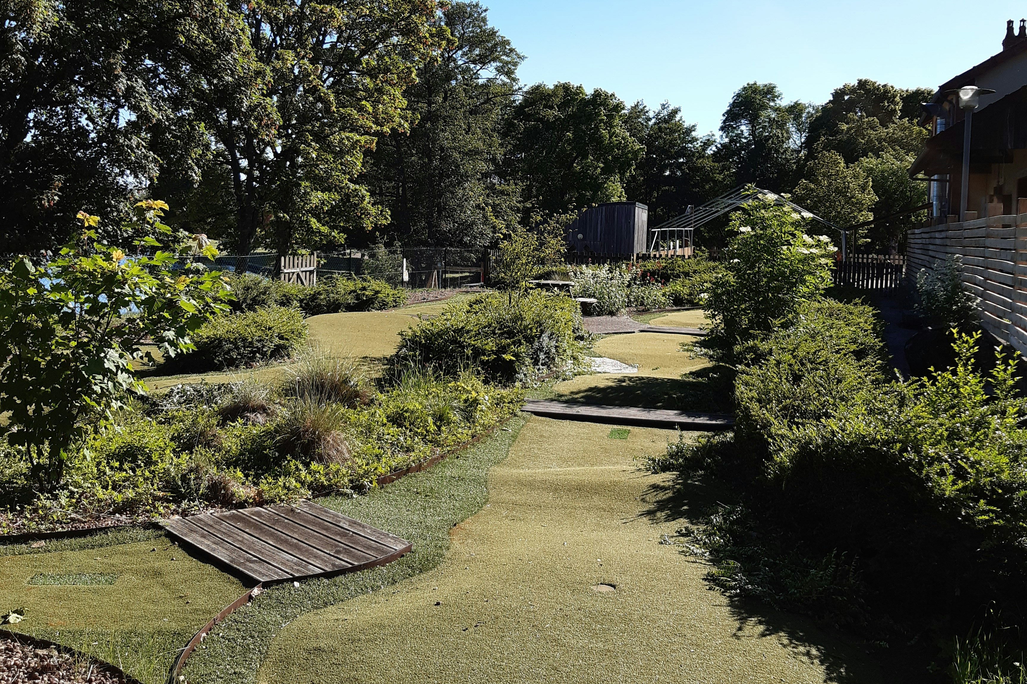Camping de L'Étang du Goulot  Camping de L' Étang du Goulot  - Minigolfanlage auf dem Campingplatz