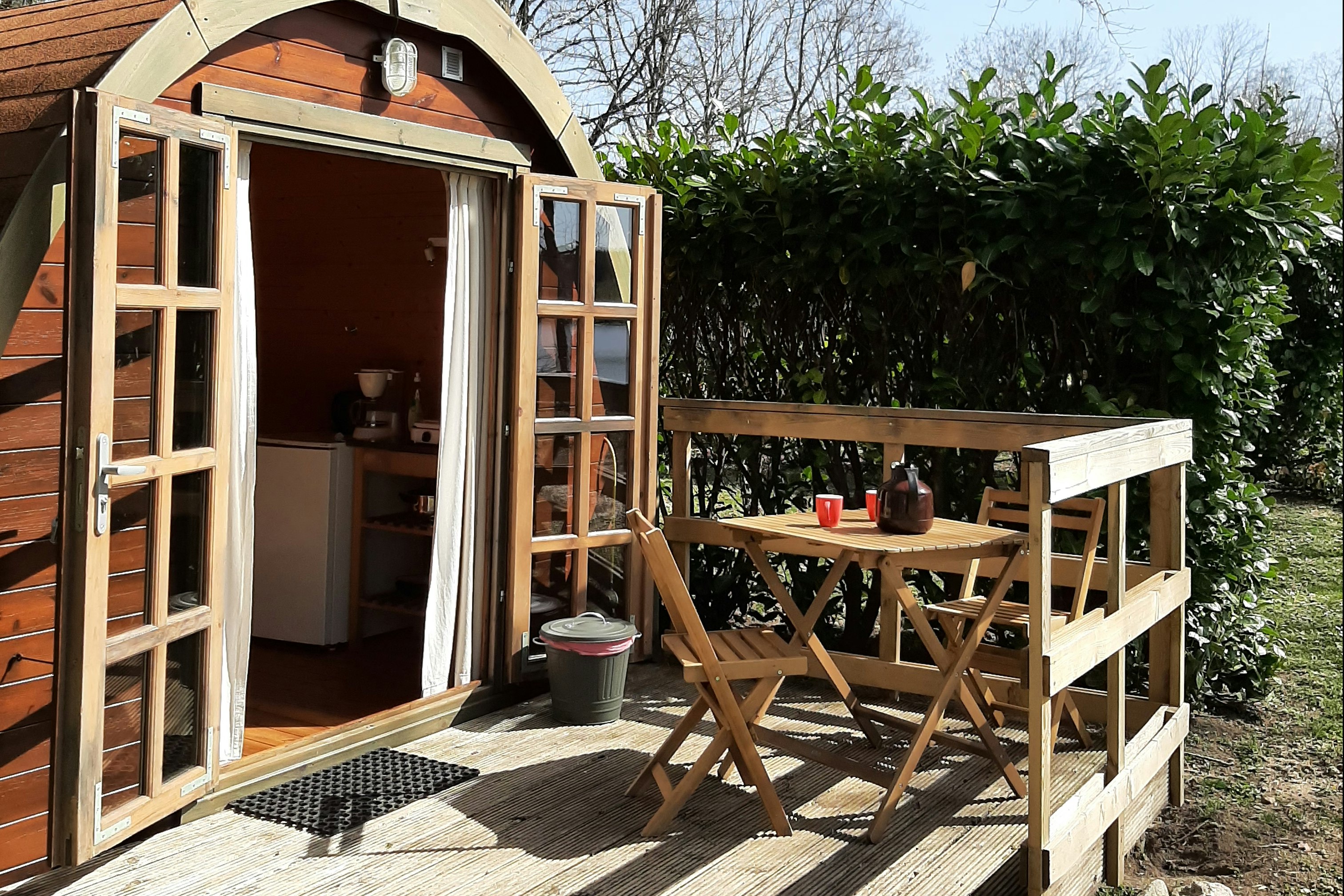 Camping de L'Étang du Goulot  Camping de L' Étang du Goulot  - Mobilheim mit Terrasse auf dem Campingplatz