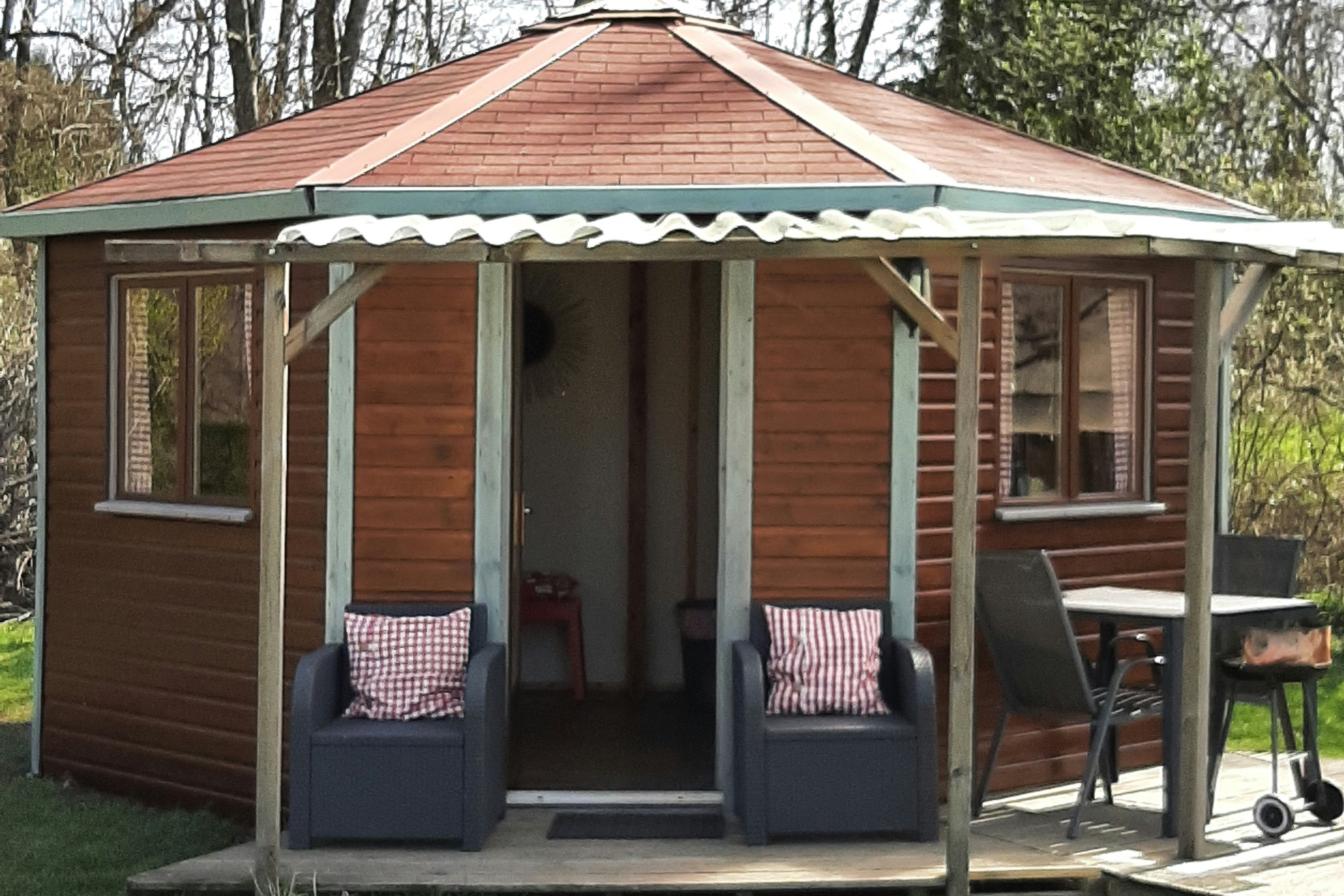 Camping de L'Étang du Goulot  Camping de L' Étang du Goulot  - Mobilheim mit Terrasse auf dem Campingplatz